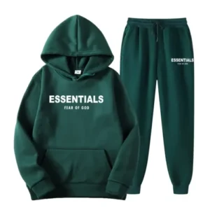 Chándal verde Essentials Fear of God con sudadera de capucha, tejido premium y diseño minimalista.