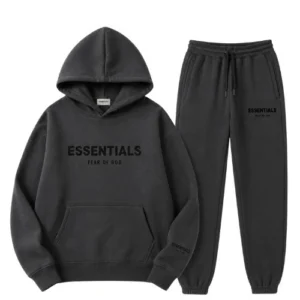 Chándal con capucha Fear of God Essentials gris oscuro con tejido suave, diseño minimalista y ajuste relajado.