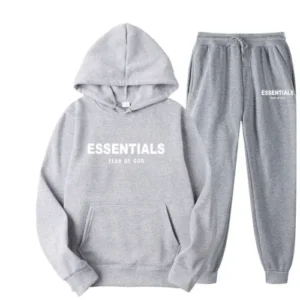 Fear of God Essentials sudadera con capucha y chándal gris claro, confeccionado con tejido premium y ajuste cómodo.