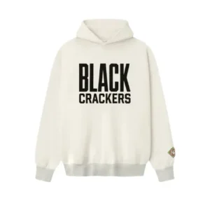 Vista frontal de la sudadera con capucha Essentials Black Crackers en color negro, confeccionada en algodón premium con ajuste oversize y diseño exclusivo.