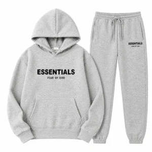Chándal Fear of God Essentials de felpa gris jaspeado con tejido premium, ajuste cómodo y diseño minimalista.