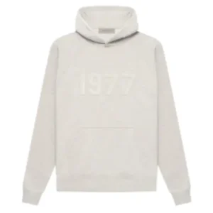 Essentials Hoodie 1977​ in Grey sudadera con capucha con número 1977 en relieve en el frente y diseño minimalista