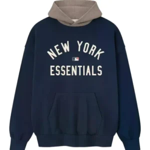 Sudadera azul Essentials X Yankees con capucha beige, logo "New York Essentials" en el frente y gran logo NY en la espalda, estilo casual deportivo