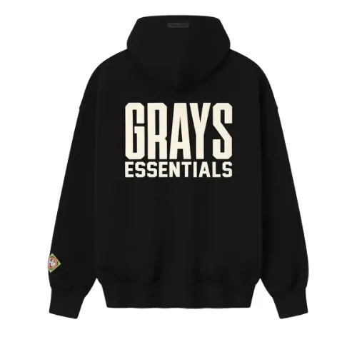 Sudadera con capucha gris esencial Sudadera black con texto blanco llamativo “GRAYS ESSENTIALS” en la parte trasera. Un pequeño parche colorido en la manga derecha crea un estilo moderno y elegante.Sudadera con capucha gris esencial