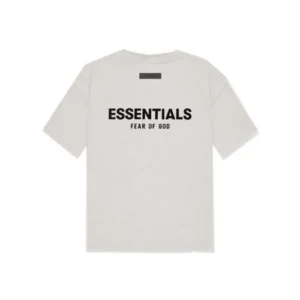 Camiseta Essentials Fear of God Gris Claro vista trasera con diseño limpio, tejido premium y corte relajado.