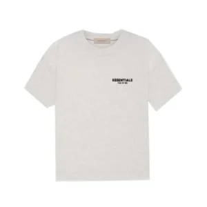 Camiseta Essentials Fear of God Gris Claro vista frontal con diseño minimalista, tejido premium y ajuste relajado.