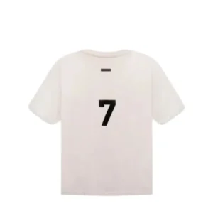 Camiseta Fear of God Essentials Grays Color Crema vista trasera con diseño limpio, tejido premium y corte relajado.