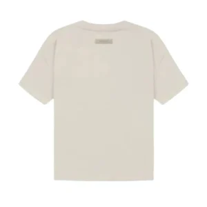 Camiseta esencial de crema de mantequilla vista trasera con diseño minimalista Fear of God Essentials y ajuste oversize.