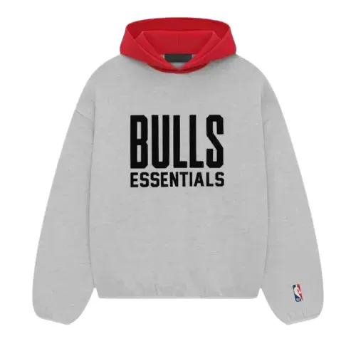 Essentials Bulls Hoodie – Grey Essentials Bulls Hoodie – Grey con capucha roja, texto Bulls Essentials en el frente y logo NBA en la manga