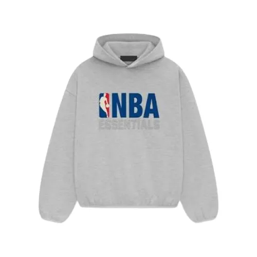 Essentials NBA Pullover Logo Hoodie Gris Sudadera Essentials NBA Pullover Logo Hoodie gris con logo NBA y texto Essentials en el frente
