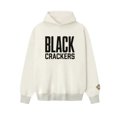 Vista frontal de la sudadera con capucha Essentials Black Crackers en color negro, confeccionada en algodón premium con ajuste oversize y diseño exclusivo.