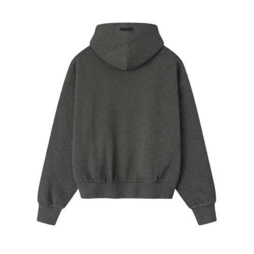Vista trasera de la sudadera con capucha Essentials Embossed con silueta relajada, acabado premium y diseño minimalista.