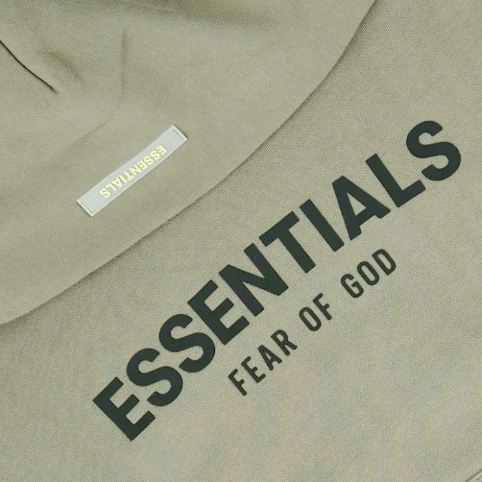 Vista trasera de la sudadera con capucha Essentials Fear of God Moss con silueta amplia y acabado premium.