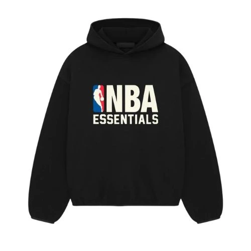 Vista frontal de la sudadera con capucha NBA Essentials negra, confeccionada en algodón premium con ajuste oversize y estilo deportivo.