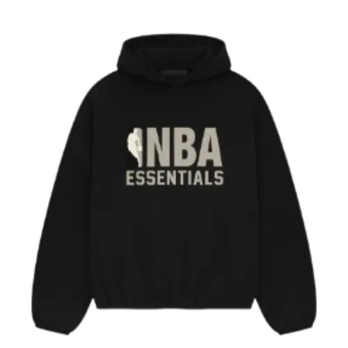 Essentials NBA Hoodie negra con texto NBA Essentials en el pecho y logo NBA integrado en el diseño