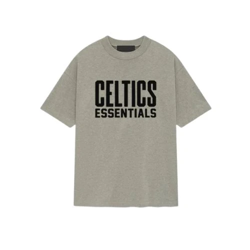 Camiseta Essentials Celtics Camiseta Essentials Celtics vista frontal con diseño premium, ajuste relajado y estilo urbano Fear of God Essentials.