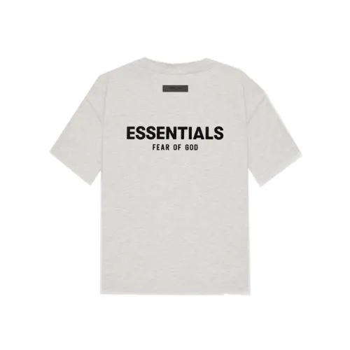 Camiseta Essentials Fear of God Gris Claro vista trasera con diseño limpio, tejido premium y corte relajado.