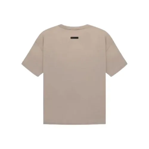 Camiseta Essentials Miedo de Dios vista trasera con diseño limpio, tejido premium y corte relajado.