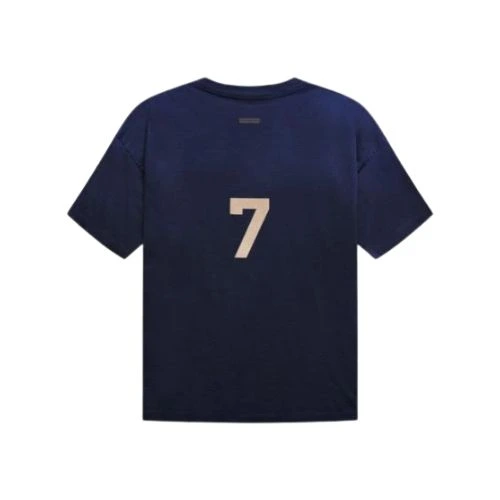 Camiseta Fear of God Essentials 7 Azul Marino Camiseta Fear of God Essentials 7 Azul Marino vista frontal con estampado Essentials 7, cuello redondo y ajuste relajado.