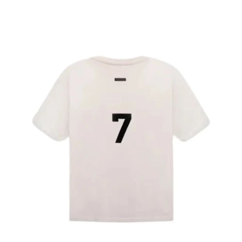 Camiseta Fear of God Essentials Grays Color Crema vista trasera con diseño limpio, tejido premium y corte relajado.
