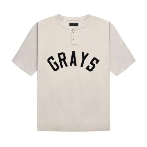 Camiseta Fear of God Essentials Grays Color Crema Camiseta Fear of God Essentials Grays Color Crema vista frontal con diseño minimalista, tejido premium y ajuste relajado.