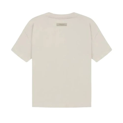Camiseta esencial de crema de mantequilla vista trasera con diseño minimalista Fear of God Essentials y ajuste oversize.