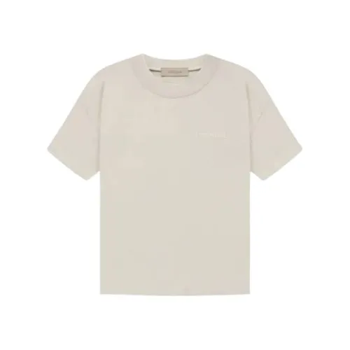 Camiseta esencial de crema de mantequilla vista frontal con ajuste relajado, tejido premium y estilo Fear of God Essentials.