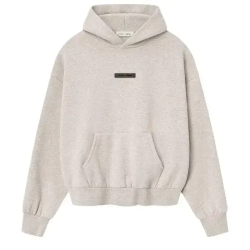 Fear of God Essentials Classic Hoodie Heather Stone1 Parte trasera de la Fear of God Essentials Classic Hoodie con logotipo ESSENTIALS y capucha en color Heather Stone